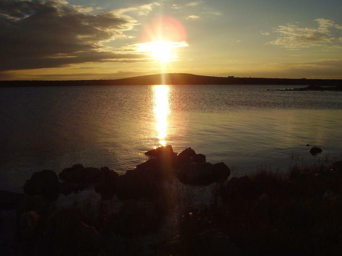 Water View Brand New Apartment, Short Stroll To Beach, Peaceful! Košljun Exteriör bild